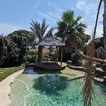 Halo Lagoon Pool & Exclusive Seaside Getaway * 아그