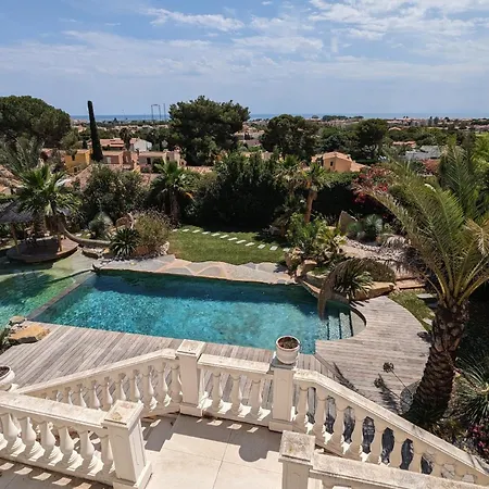 Halo Lagoon Pool & Exclusive Seaside Getaway אגדה