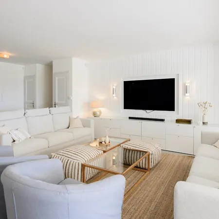 Halo Lagoon Pool & Exclusive Seaside Getaway אגדה