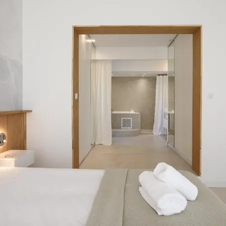 Halo Lagoon Pool & Exclusive Seaside Getaway אגדה