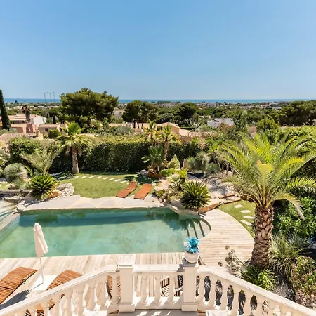 Halo Lagoon Pool & Exclusive Seaside Getaway אגדה
