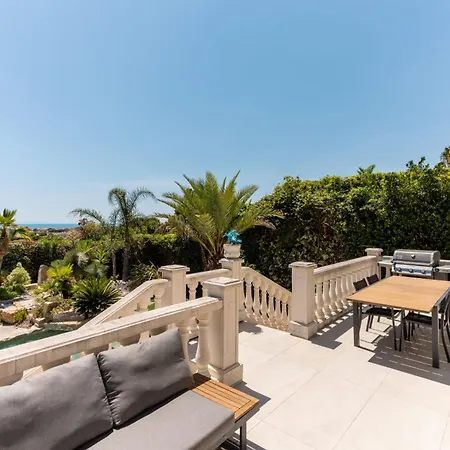 Halo Lagoon Pool & Exclusive Seaside Getaway אגדה