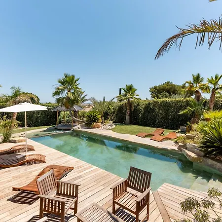 Halo Lagoon Pool & Exclusive Seaside Getaway אגדה