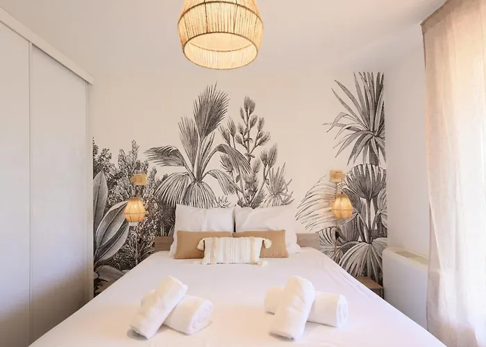 Halo Lagoon Pool & Exclusive Seaside Getaway 阿格德